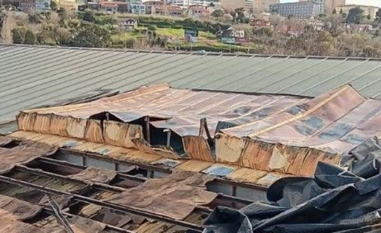 El viento arranca unas planchas del tejado de la antigua Feria de Muestras de Ferrol