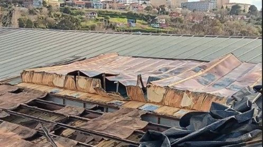 El viento arranca unas planchas del tejado de la antigua Feria de Muestras de Ferrol