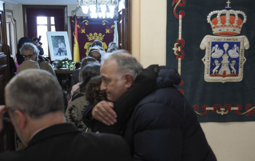 Centos de persoas despiden a alcaldesa de Lugo, Paula Alvarellos