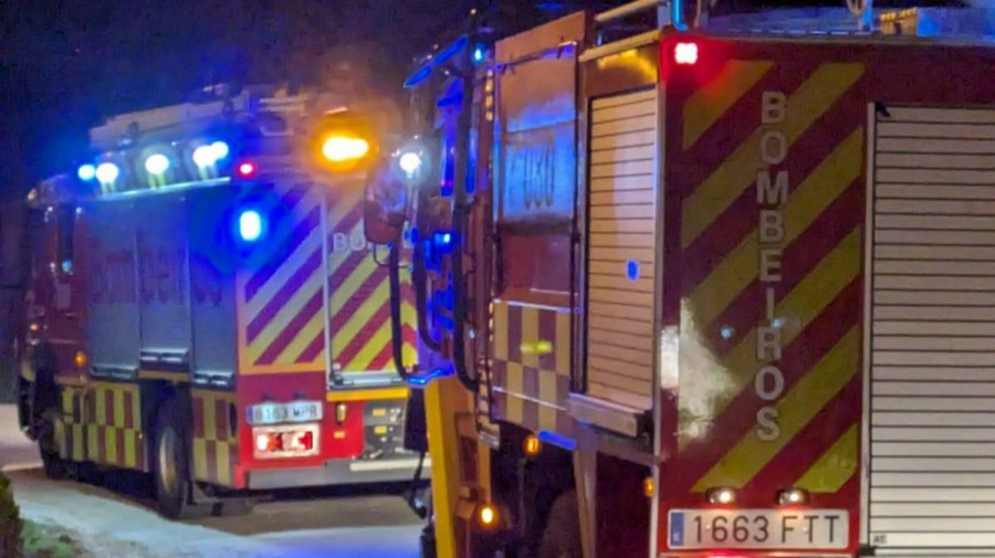 Una quema ilegal de enseres en Serantes moviliza a los Bomberos y la Policía de Ferrol
