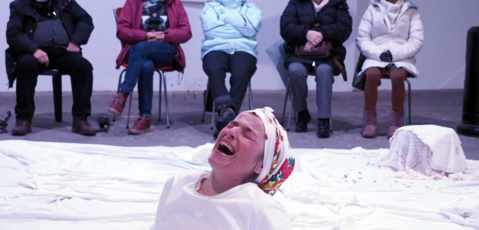 A performance “VidAs asomadAs” volve a escena, desta vez en Mugardos