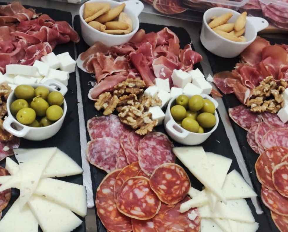 Tablas de embutidos con queso, uvas y olivas de La Colmena