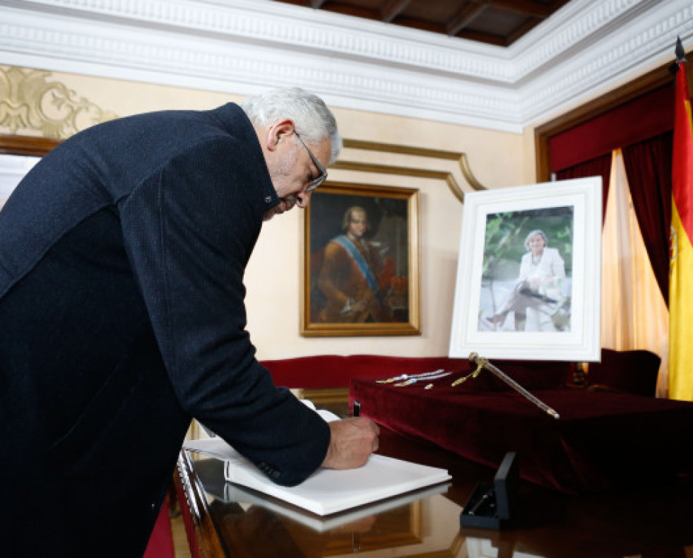 EuropaPress 6552705 portavoz socialista diputacion lugo miguel fernandez firma libro condolencias 23