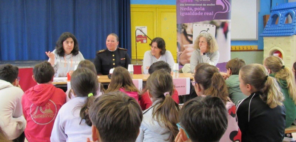Cuatro mujeres con empleos ‘de hombre’ visitan Neda para “romper moldes” en las aulas