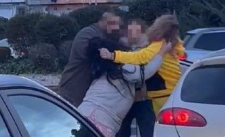 A tirones de pelo y parando el tráfico en A Gándara: dos mujeres se enzarzan en una pelea en Ferrol