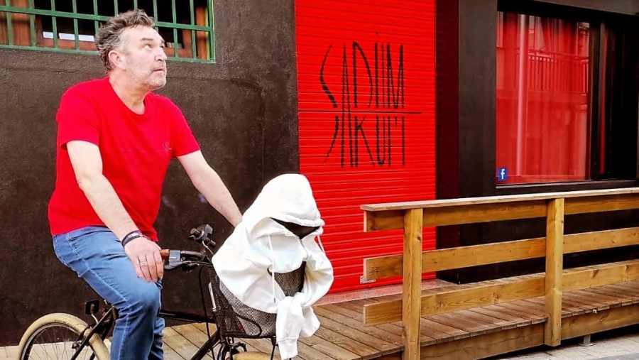 Sarúm Varietés celebra su primer aniversario en As Pontes con una gran fiesta llena de espectáculos y sorpresas