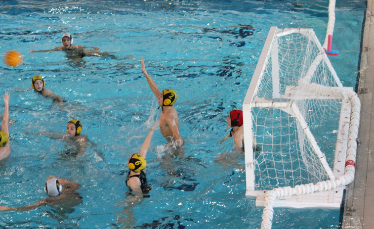 Waterpolo| El Marina juvenil gana al Náutico de Vigo para mantener su primera posición