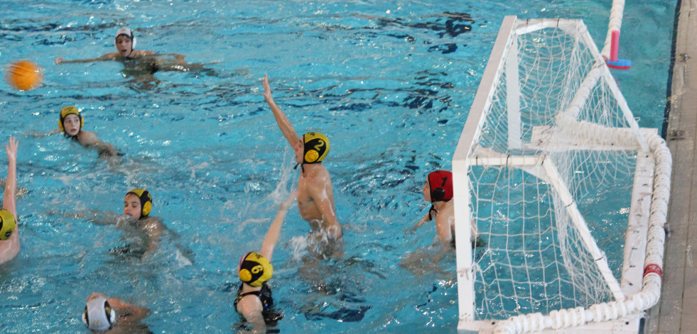 Waterpolo| El Marina juvenil gana al Náutico de Vigo para mantener su primera posición
