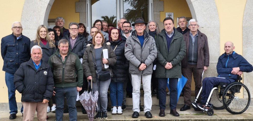 Recogida de firmas en As Pontes para exigir el servicio de Rayos X en el centro de salud