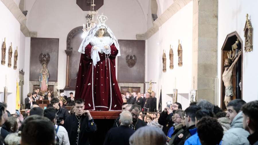 Bendición de la nueva imagen de la Virgen de los Desamparados en la sede de las Angustias