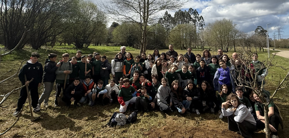 Árboles frutales en la senda de Xuvia gracias a los escolares del CPR Santiago Apóstol de Narón