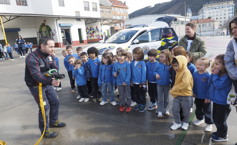 Las imágenes de la visita escolar del Speis de Narón y la Policía a la Jorge Juan de Xuvia