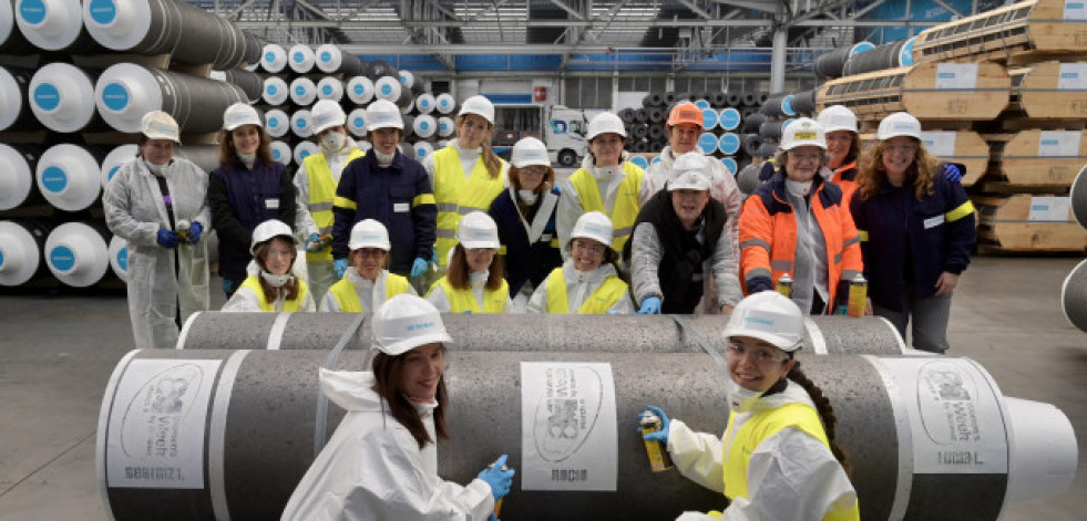 Resonac Graphite Spain ‘bautiza’ los electrodos fabricados esta semana con nombres de sus trabajadoras