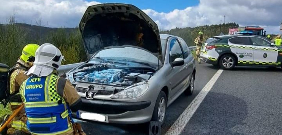 Arde un vehículo en la AG-64