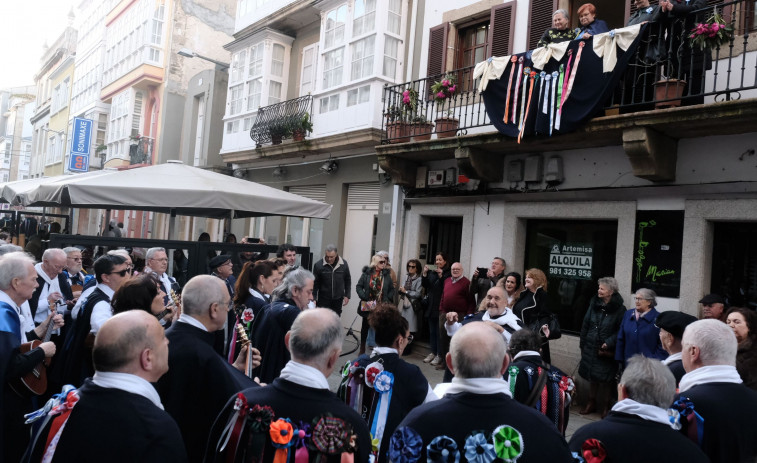 La tradición se hizo canción en Ferrol con la ronda por la Noite das Pepitas
