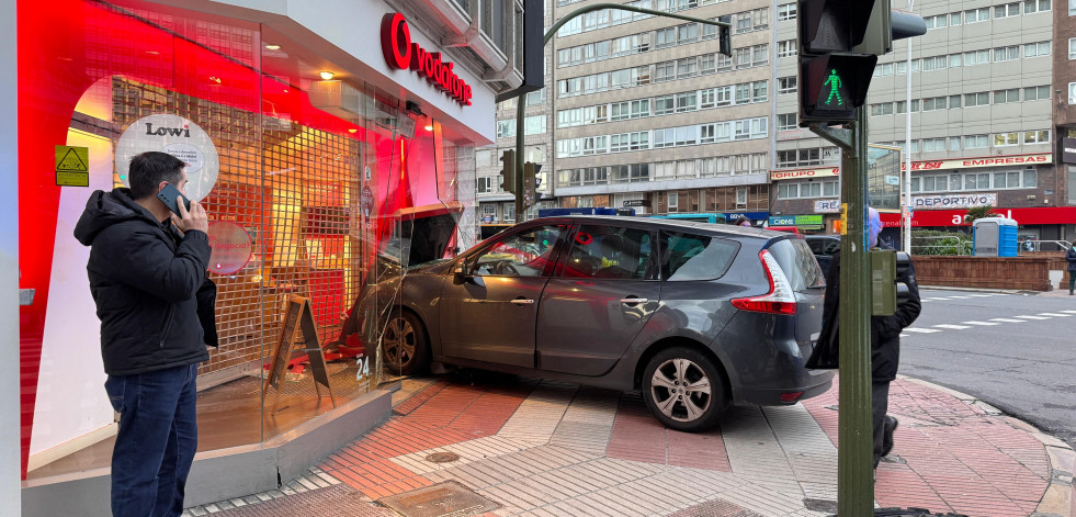 Un coche se empotra contra la tienda Vodafone de la plaza de Pontevedra de A Coruña