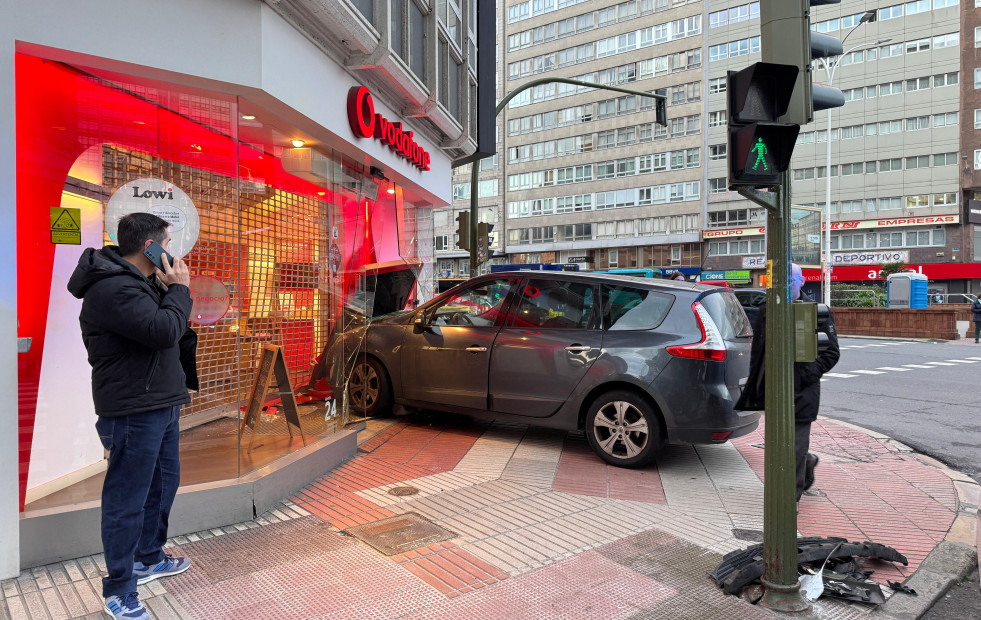 Un coche se empotra contra la tienda Vodafone de la plaza de Pontevedra de A Coruña