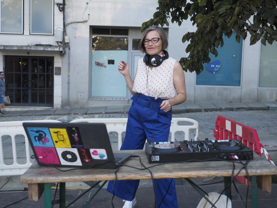 Gulpiyuri Fanzine celebra su primer año en Artidea con un cartel que explota bailando en Manchita