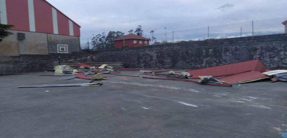 Suspendidas las clases en el colegio de Cerceda tras levantar el viento la cubierta