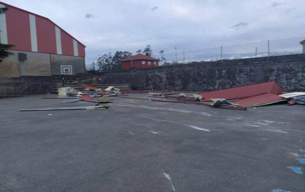 Suspendidas las clases en el colegio de Cerceda tras levantar el viento la cubierta