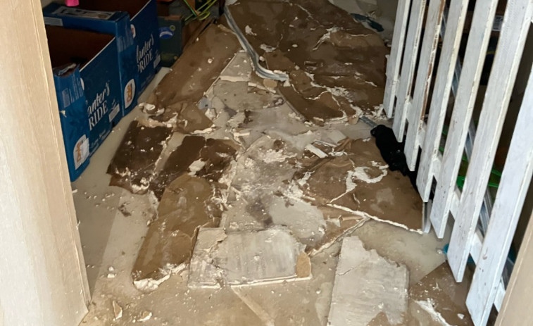 Inundación y caída de parte del techo en A Galiña Azul de Esteiro