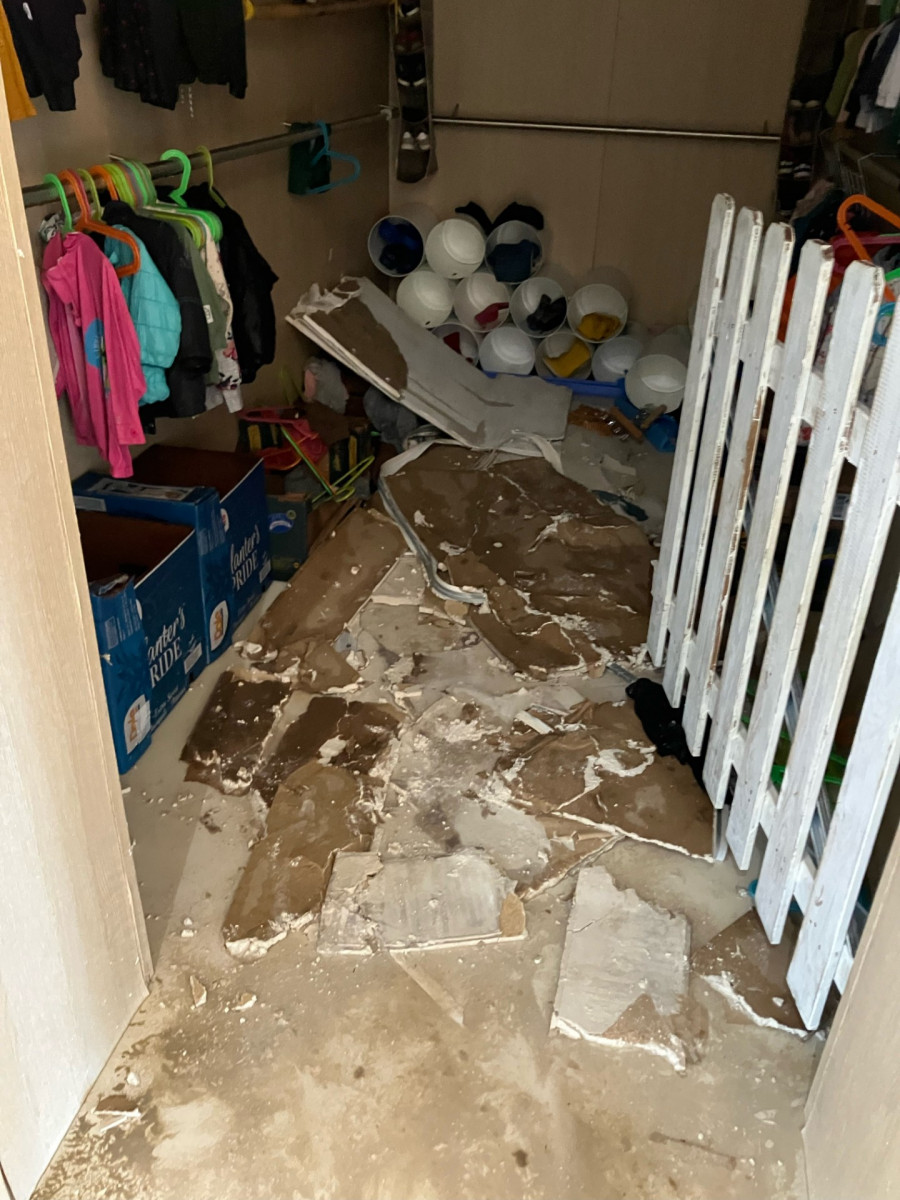 Inundación y caída de parte del techo en A Galiña Azul de Esteiro