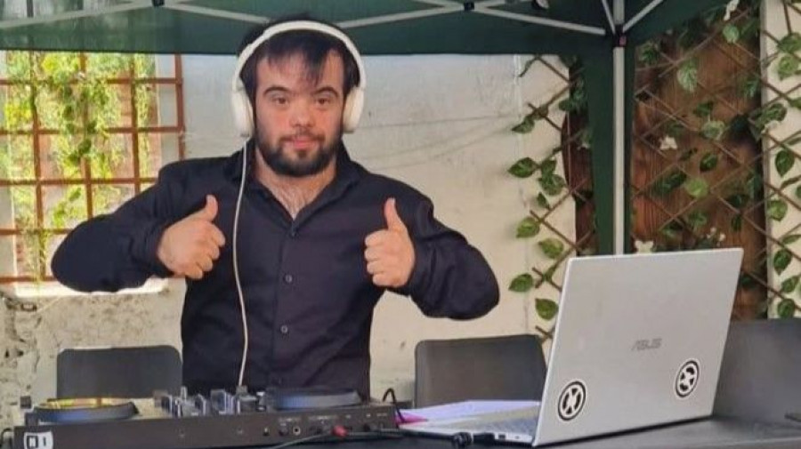 Elena Pazos, madre de Rey DJ, de Teima Ferrol: "Nuestro hijo con Down trabaja en lo que le gusta, ¿qué más podemos pedir?"