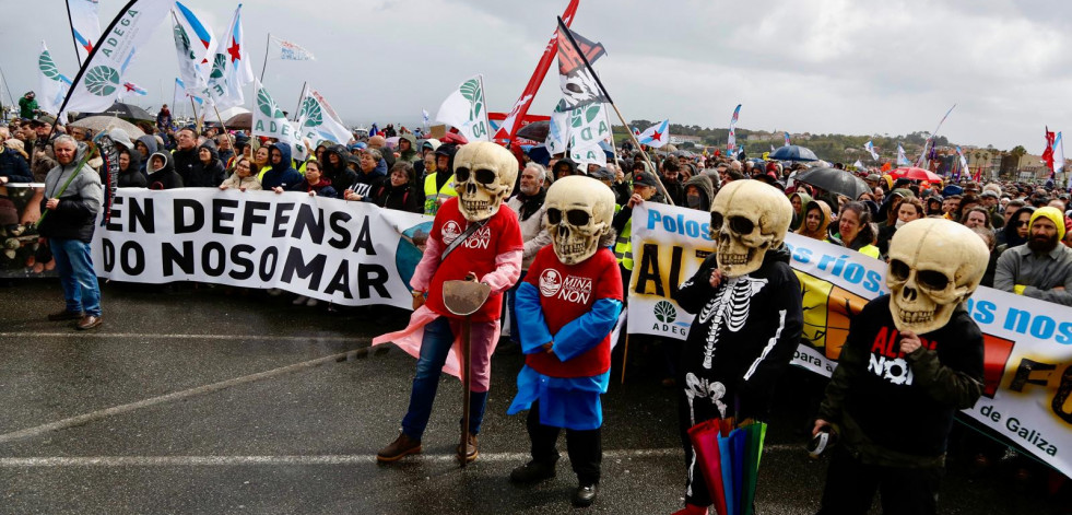 Miles de personas claman en A Pobra contra la instalación de Altri en Galicia