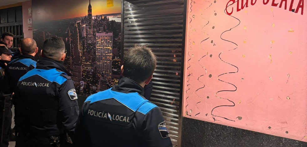 Un grupo de menores vandaliza un club de A Coruña