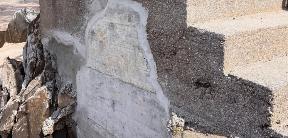 Reabre el acceso de la playa de Chamoso tras acabar el arreglo de las escaleras
