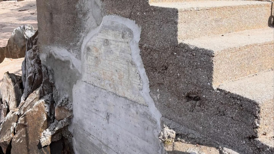 Reabre el acceso de la playa de Chamoso tras acabar el arreglo de las escaleras