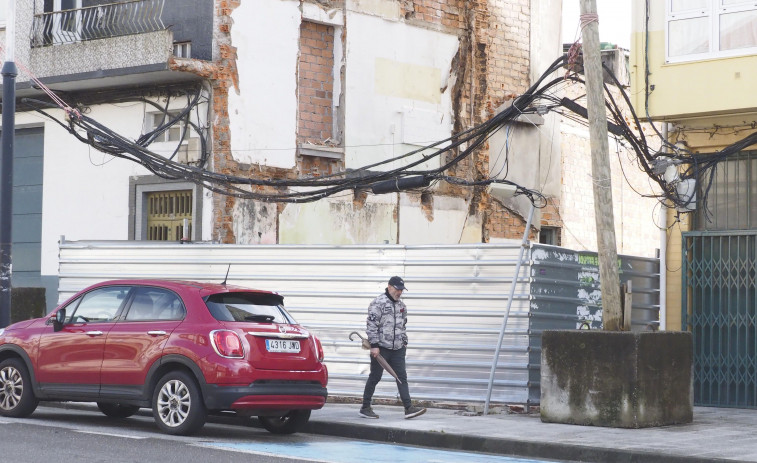 Vecinos de Santa Mariña piden celeridad en la retirada de cables y elementos de la casa derribada