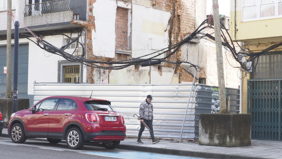 Vecinos de Santa Mariña piden celeridad en la retirada de cables y elementos de la casa derribada