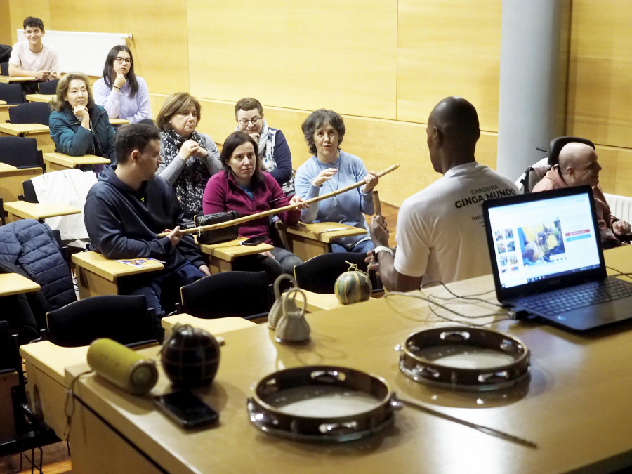 Pepe Cunha e Carme da Pontragha falan de música popular nas Xornadas Culturais da EOI