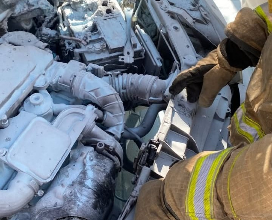 Residentes del barrio de Recimil asisten en la extinción de un fuego en el motor de un turismo