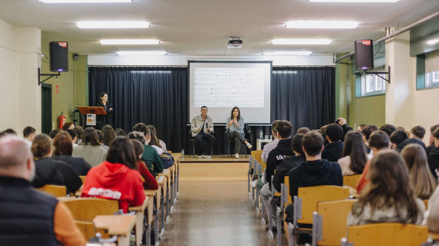 Más de 500 estudiantes, docentes y familias de Ferrolterra participaron en las jornadas sobre ciberacoso