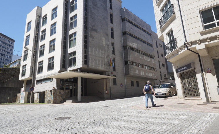 Una escuela de Narón denuncia a la madre de una estudiante a  la que agredió con un cinturón