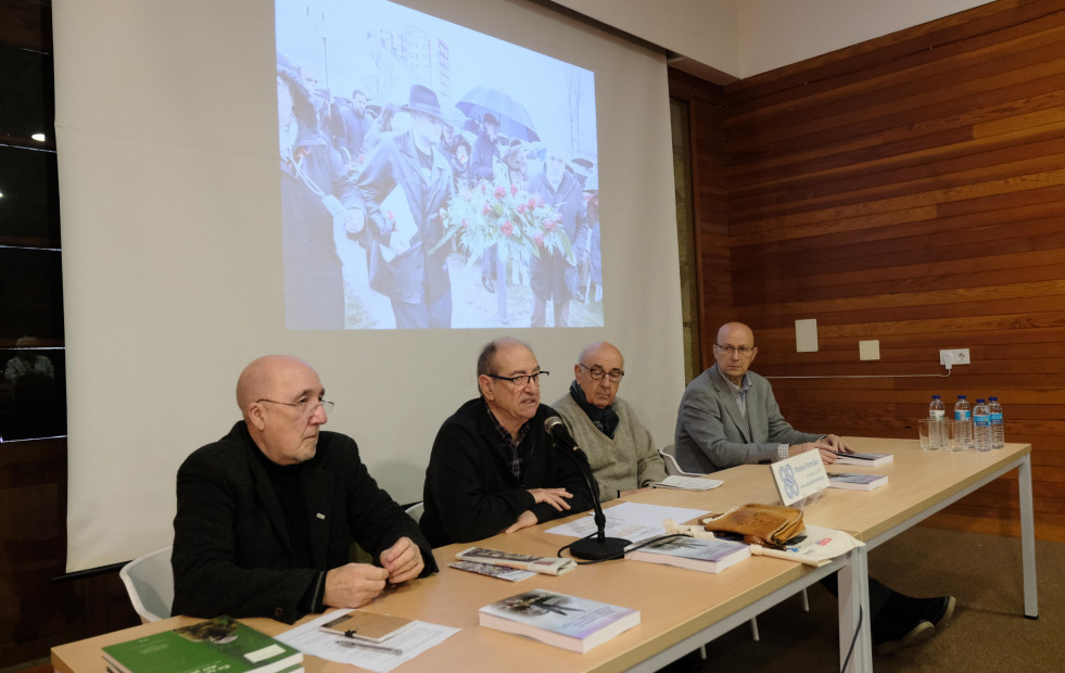 O libro sobre o memorial ás vítimas do franquismo chega a Pontedeume