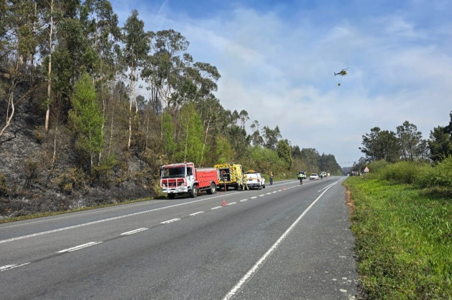 Extinguen un incendio forestal en la zona de Puxeiro, en Cabanas