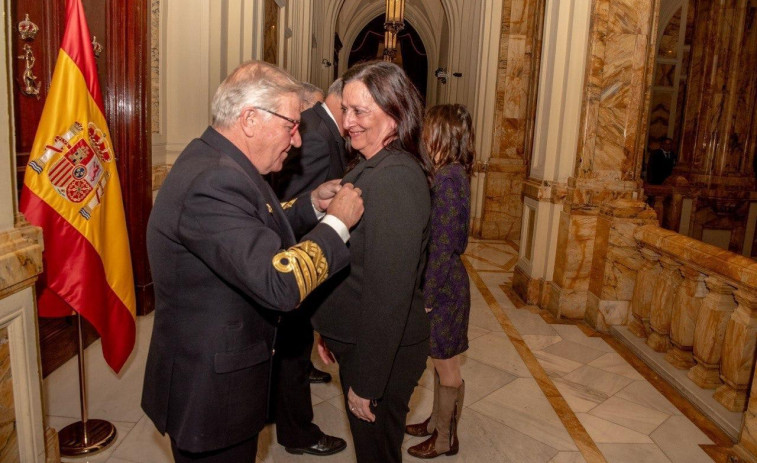 La jefa de protocolo del Concello de Ferrol, Leonor Bermejo, recibe la Cruz al Mérito Naval