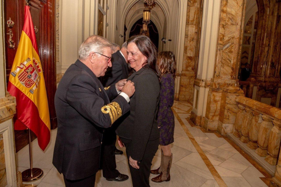 La jefa de protocolo del Concello de Ferrol, Leonor Bermejo, recibe la Cruz al Mérito Naval
