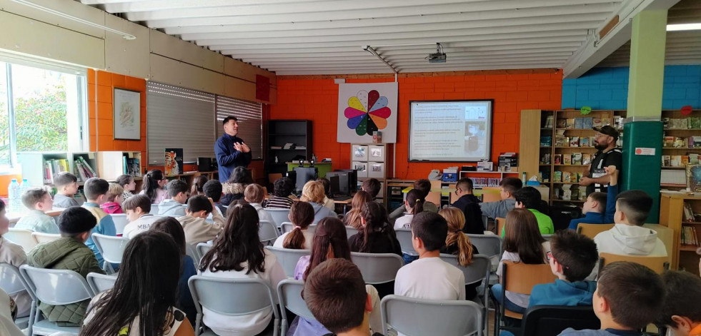 Talleres para aprender a elaborar trampas contra la velutina en los centros escolares de Narón