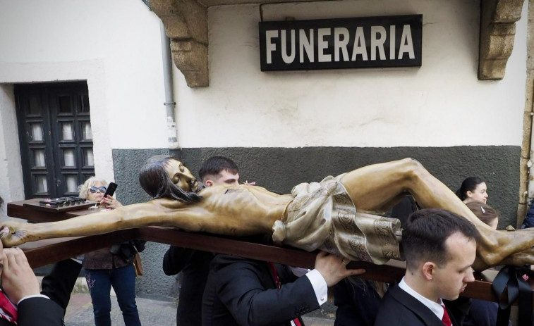 Cristo Rey bajará el martes desde su capilla al corralón de Dolores para esperar al Lunes Santo de Ferrol