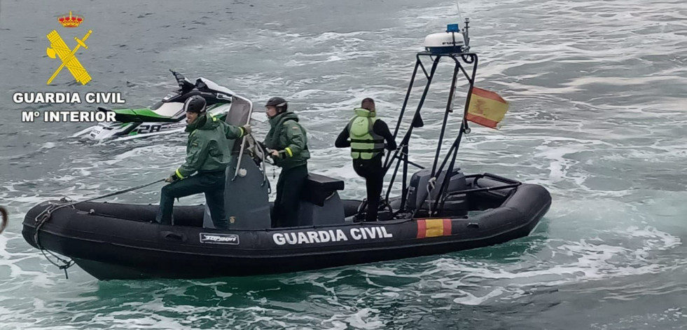 Rescatan al piloto de una moto de agua que se hundió en Ares