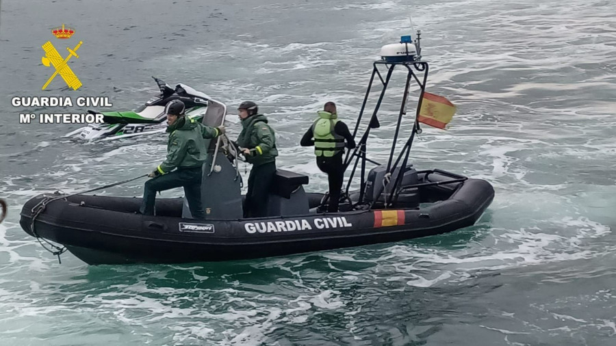 Rescatan al piloto de una moto de agua que se hundió en Ares