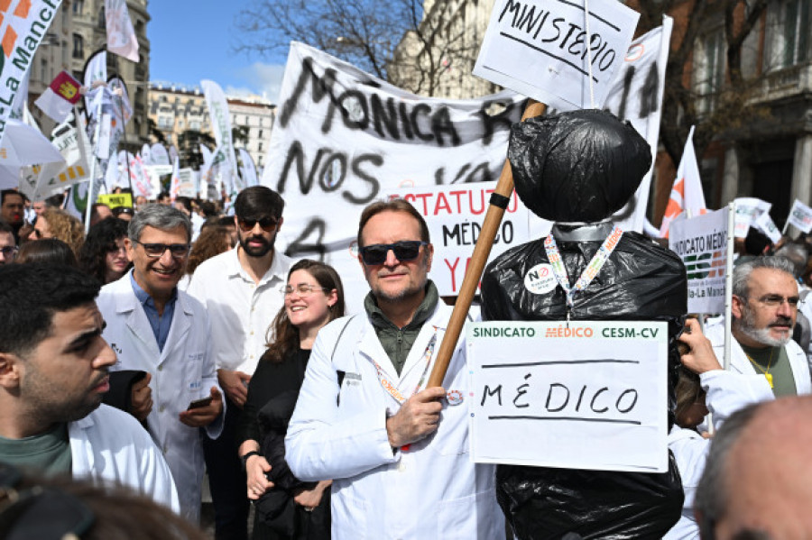 Mónica García ofrece diálogo a los médicos tras su manifestación contra el  estatuto marco
