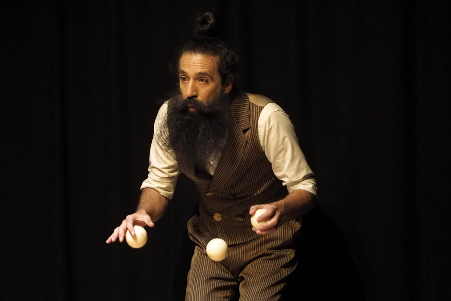 El circo y los títeres en un mismo espectáculo a cargo de Xampatito Pato en Ferrol