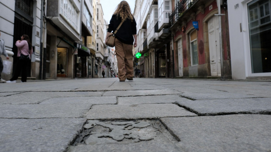 Desaparece la concha de bronce del Camino Inglés situada en la calle Real de Ferrol