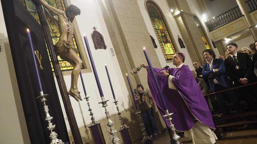 Multitudinario estreno del manto de la Piedad y el Cristo de la Buena Muerte
