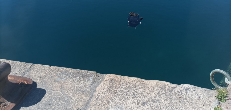 Un carrito de bebé cae al mar en O Parrote